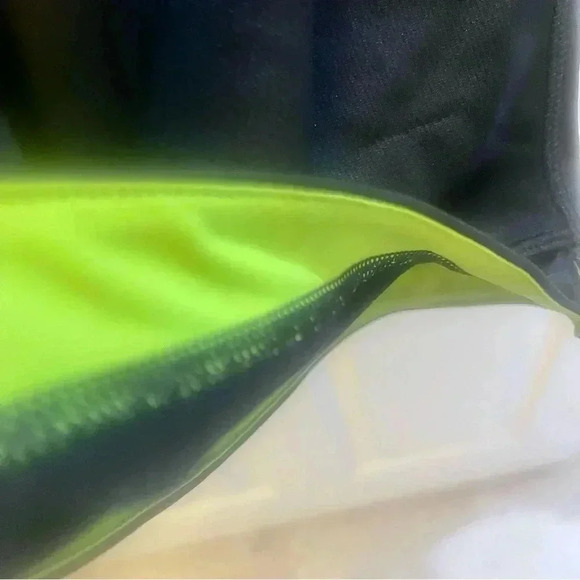 Under Armour men’s black shorts w a trim of lime green - Picture 3 of 5